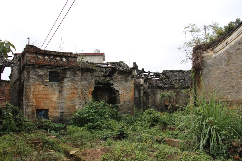 ▲准备拆除的三星坪村中大师生宿舍旧址