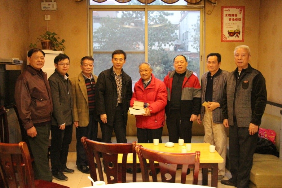 ▲宾主互赠礼物