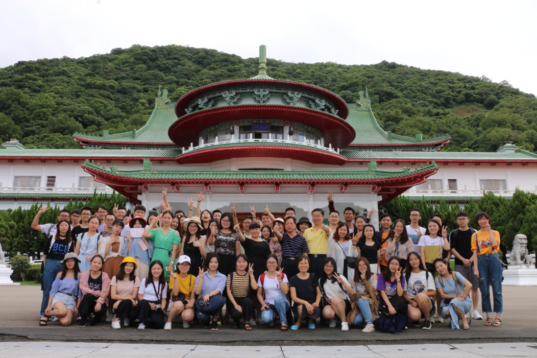 ▲粤台优秀青年学生台湾修学行师生在阳明山中山楼前合影