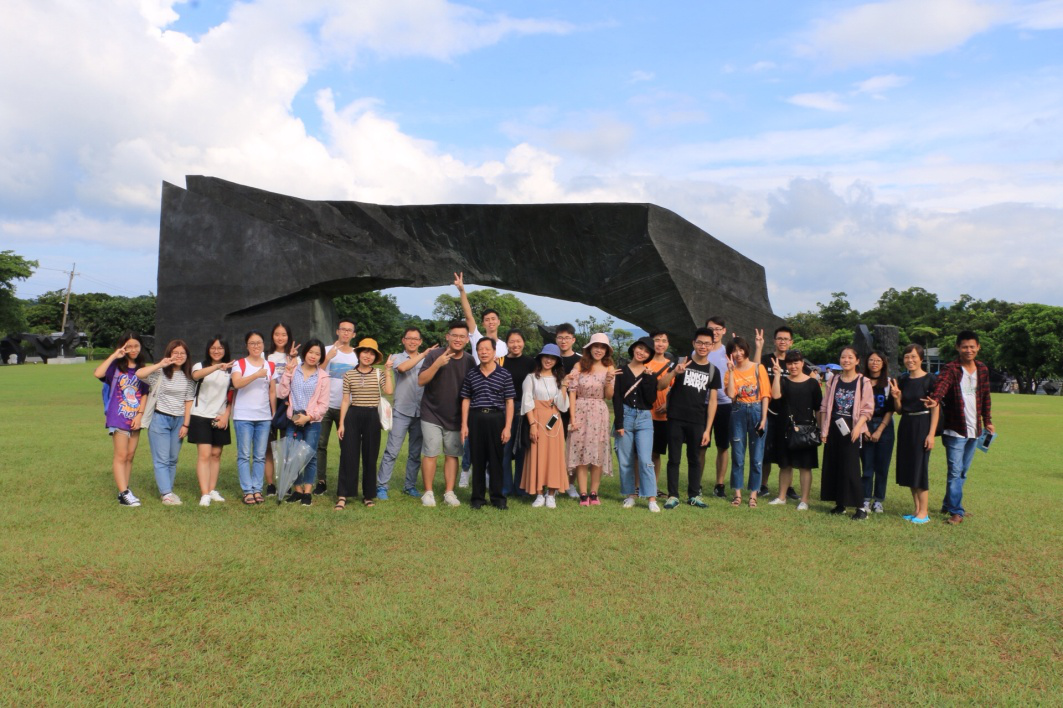 ▲粤台优秀青年学生台湾修学行部分师生在朱铭美术馆太极拱门广场合影