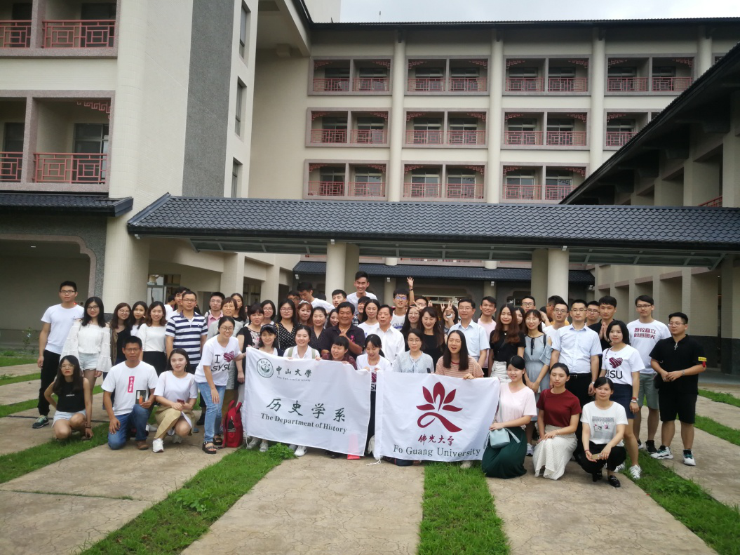 ▲粤台青年修学行师生在佛光大学合影 