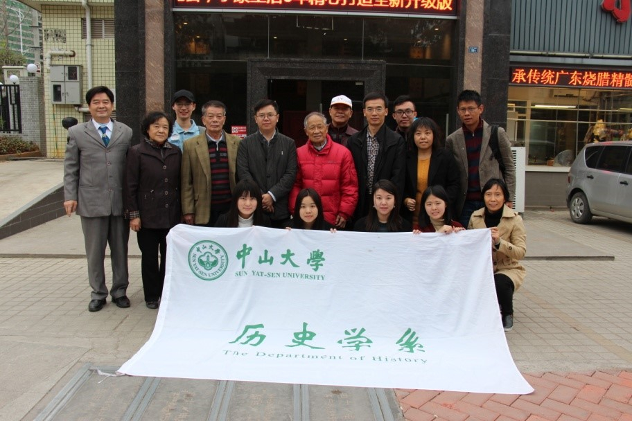 ▲系史工作小组与部分韶关校友合影