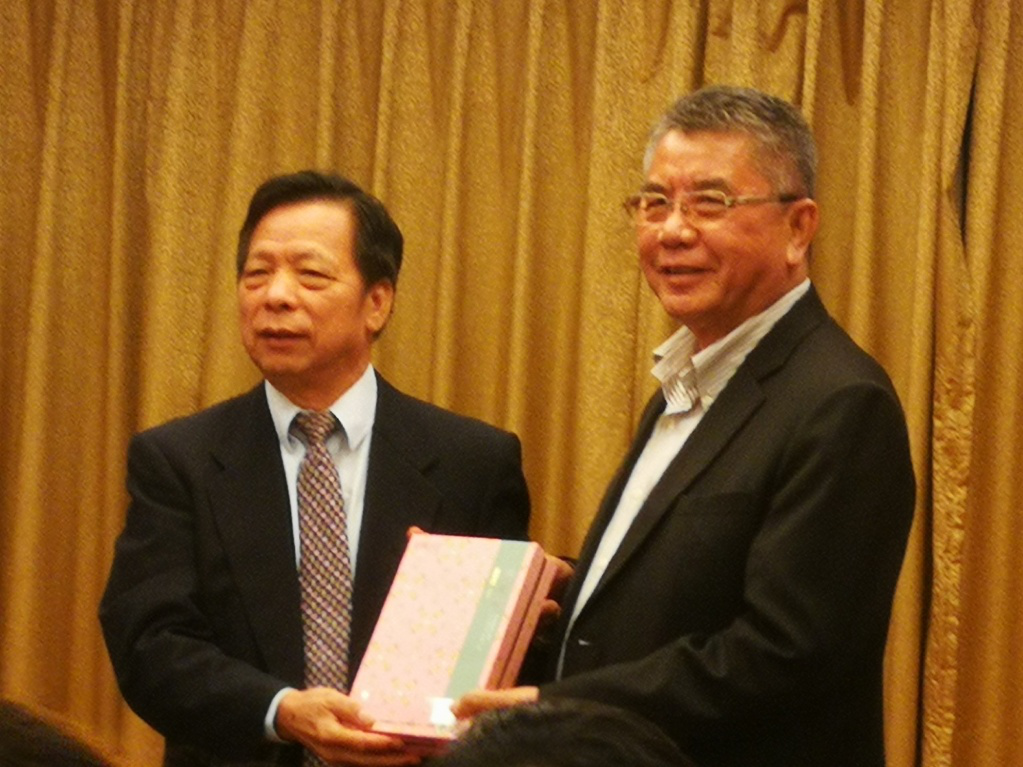 ▲蔡高声监事长与叶宏灯董事长互赠纪念品