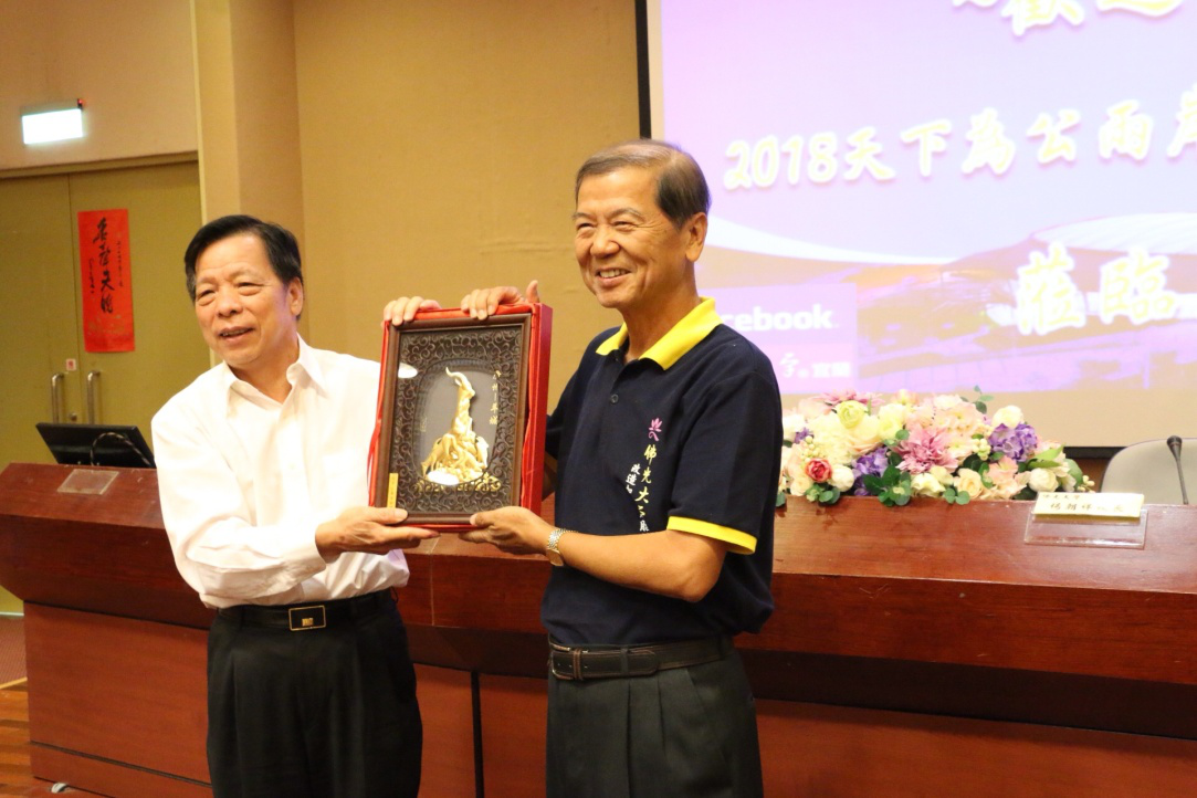▲蔡高声监事长与杨朝祥校长互赠纪念品