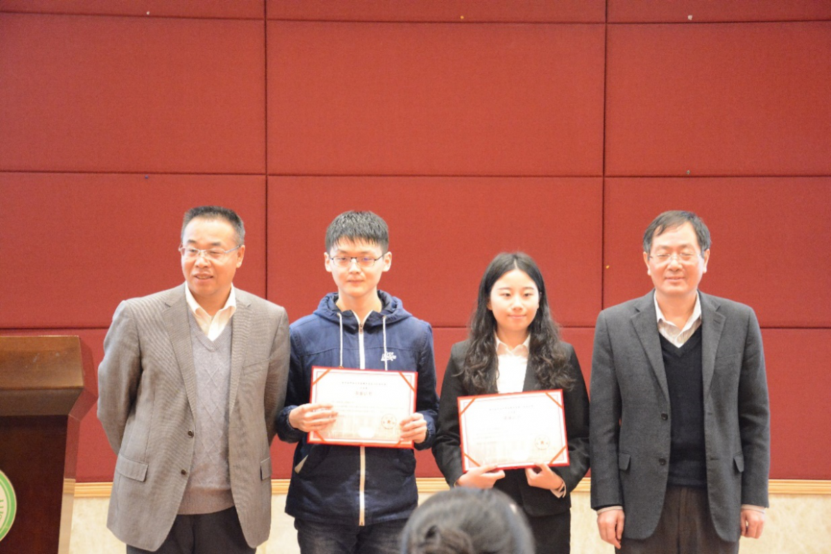 一等奖获得队伍与评委老师合影留念