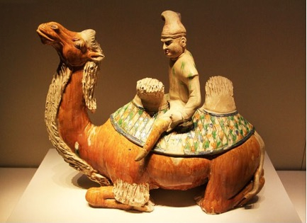 三彩釉陶胡人骑卧驼俑