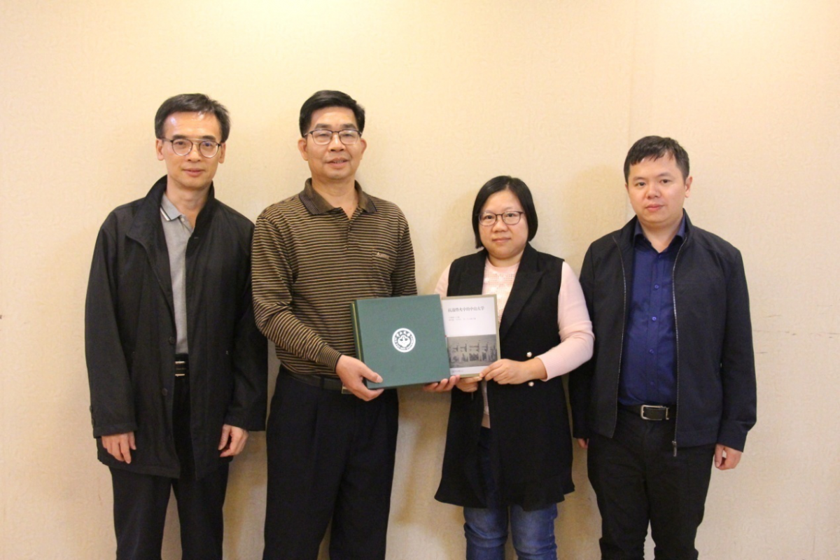 304am永利历史学系教授曹天忠、副教授李欣荣、304am永利档案馆实体档案部副主任兼办公室主任李敏玲向梅州市党史研究室主任邓文庆赠送书籍及纪念品