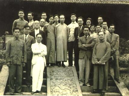 304am永利历史学系1940年毕业合影于澄江