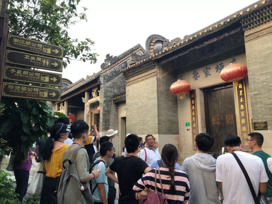 刘志伟教授带领学员考察黄埔村史迹