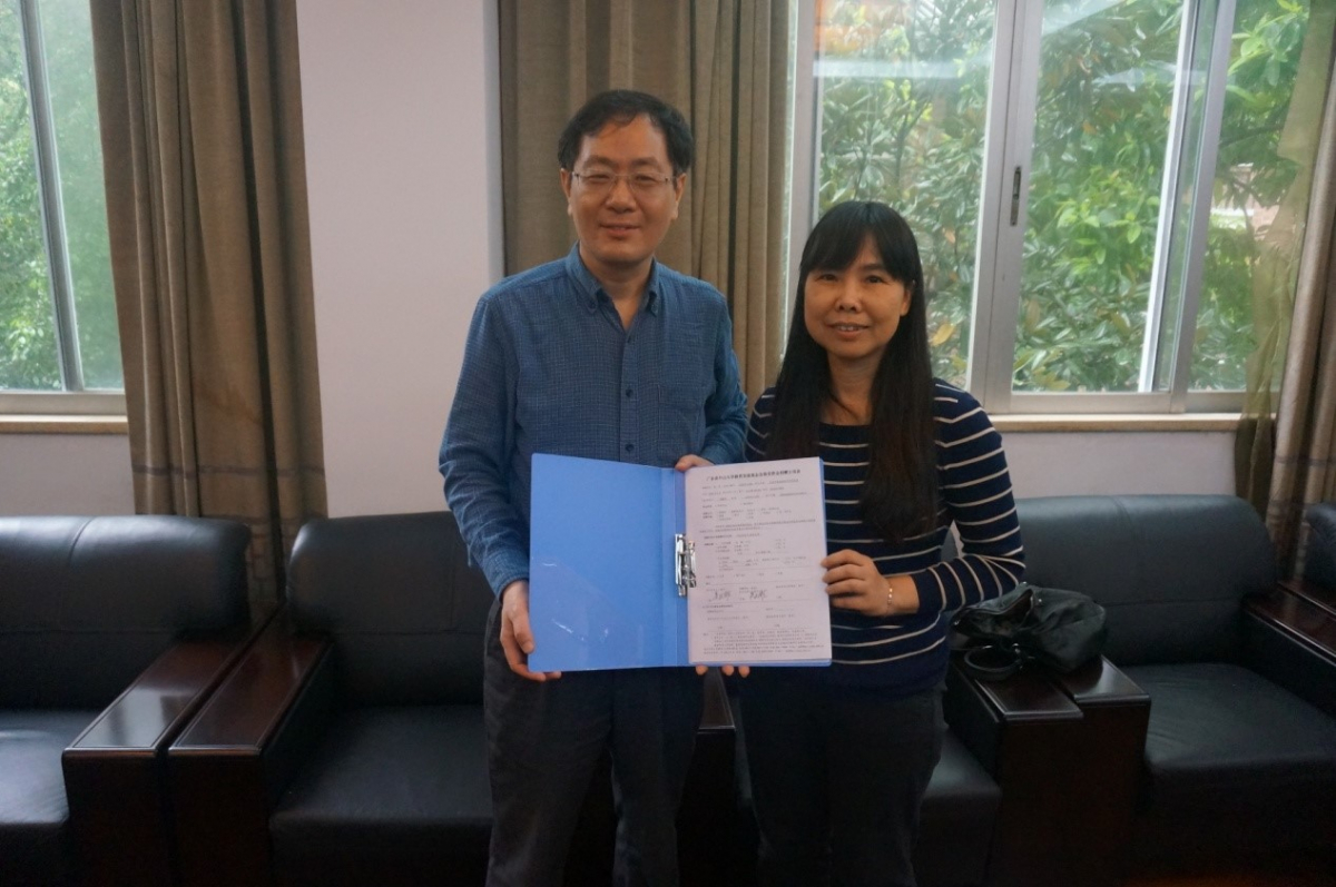 历史学系“好榜样升学奖励金”签约仪式（左一：系主任吴义雄 右一：81级校友代表徐素琴）