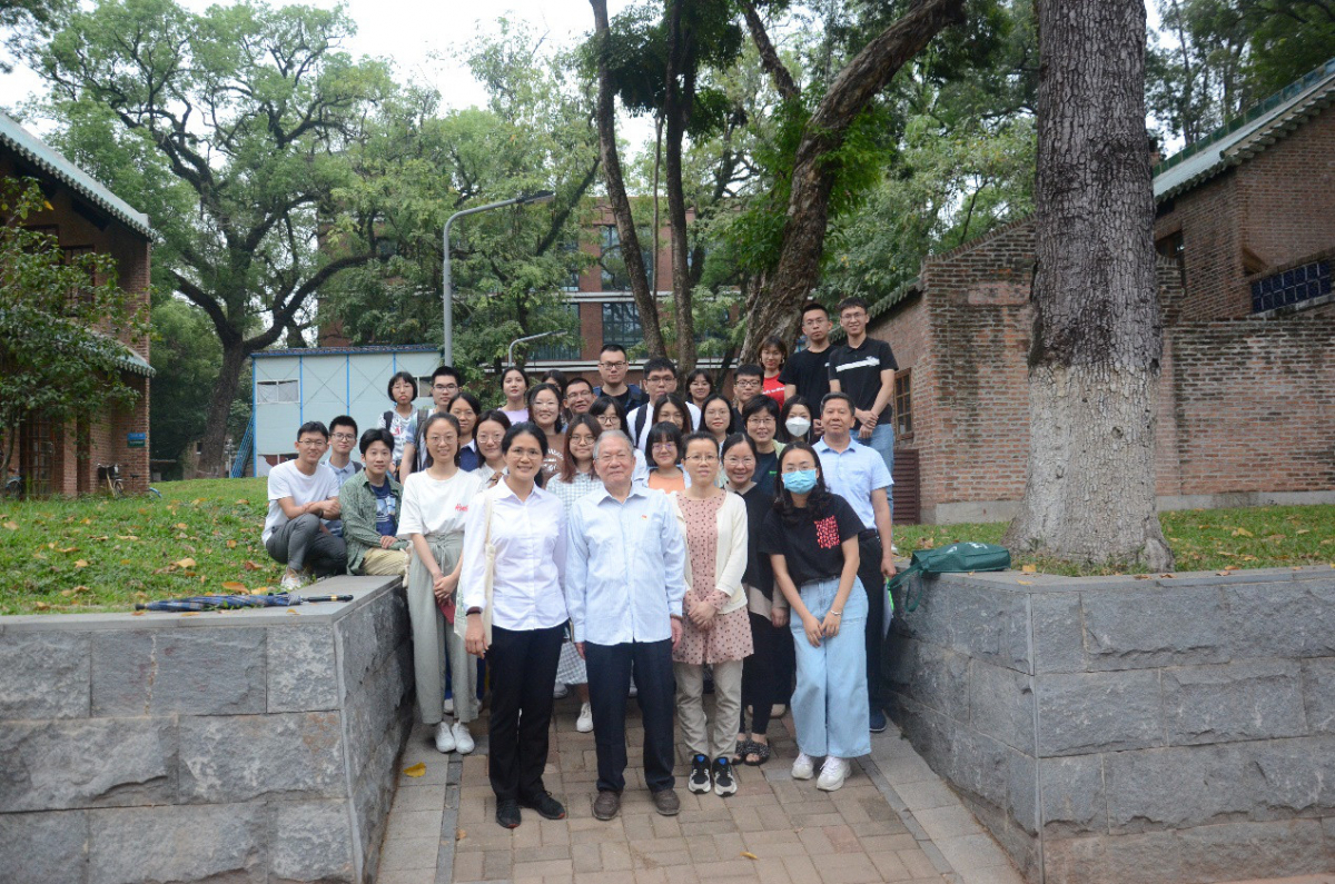 历史学系师生与张荣芳教授合影留念