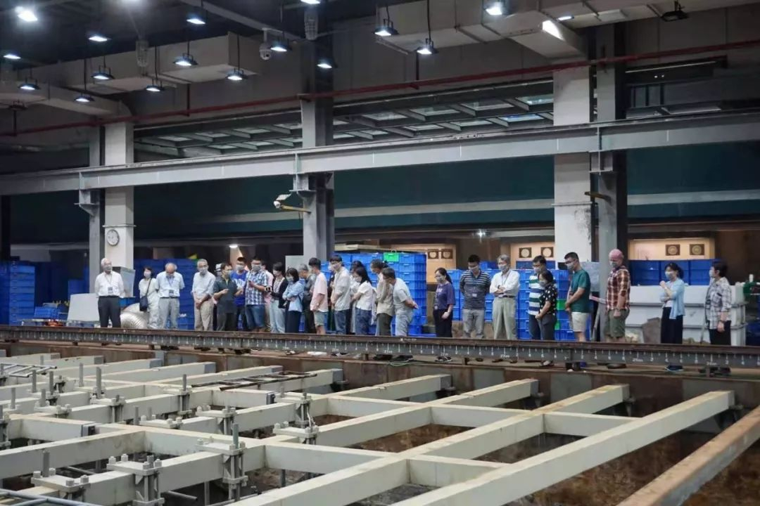 参观“南海一号”沉船考古现场