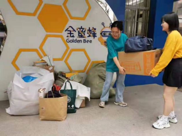 同学们搬运捐赠的物品