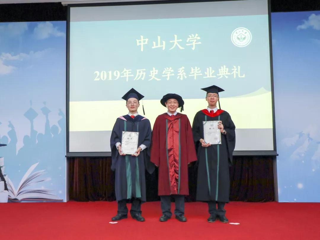 吴义雄教授颁发2019届校友理事聘书