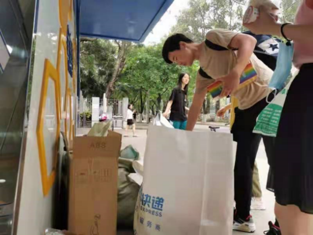 团委工作人员对收集到的捐赠物分类