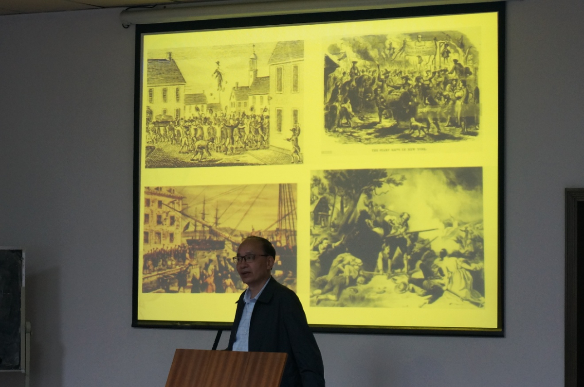 图三：李剑鸣教授正在讲解历史绘画