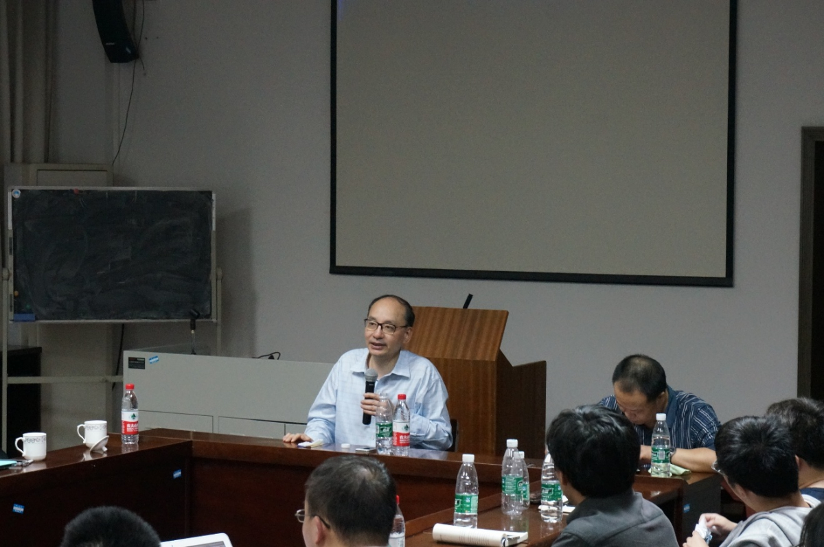 图五：李剑鸣教授与听众交流学术问题