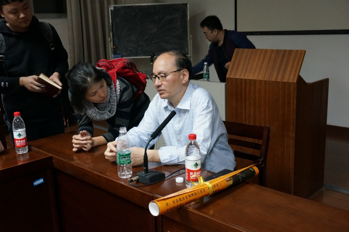 图八：讲座结束后，李剑鸣教授继续为听众解答学术疑惑