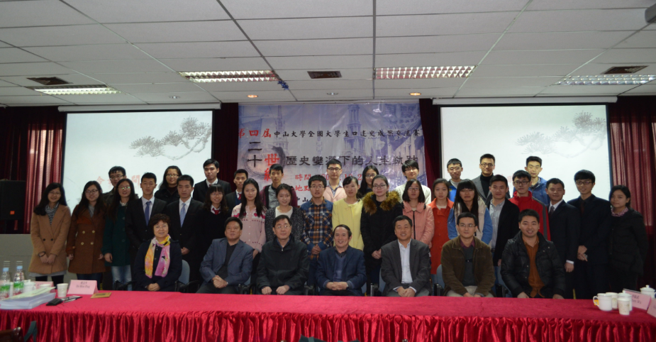 图：评委嘉宾与参赛选手合影留念