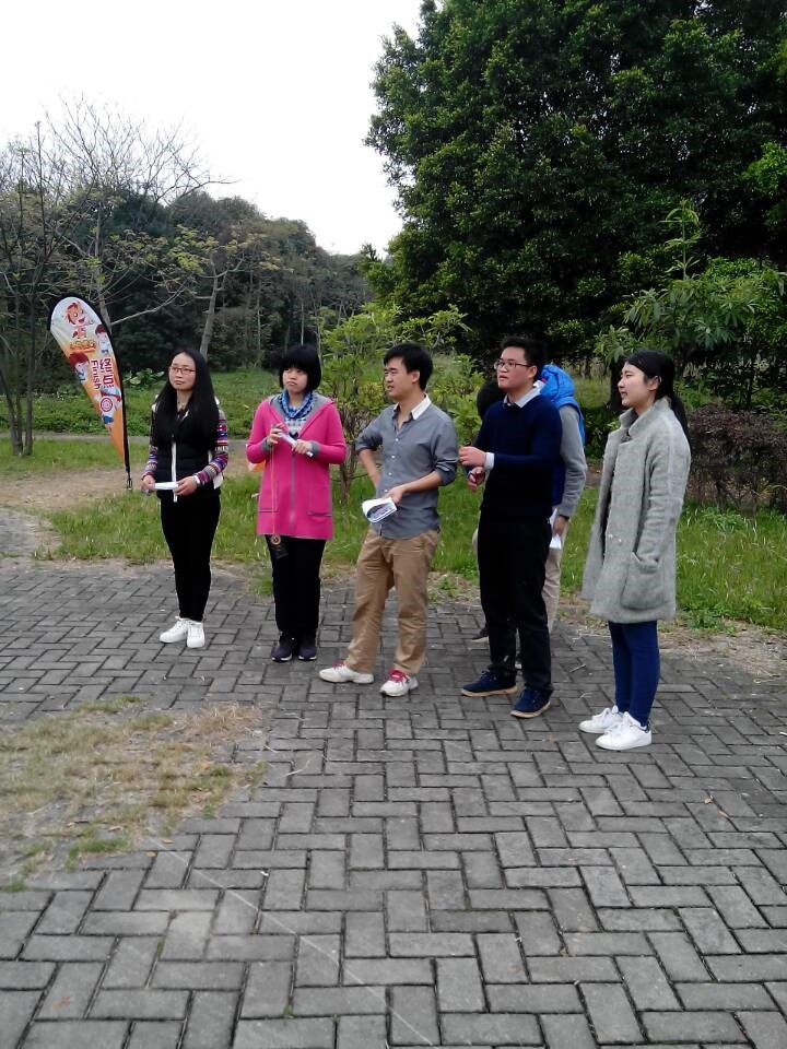 图3：队员们耐心听取教练讲解