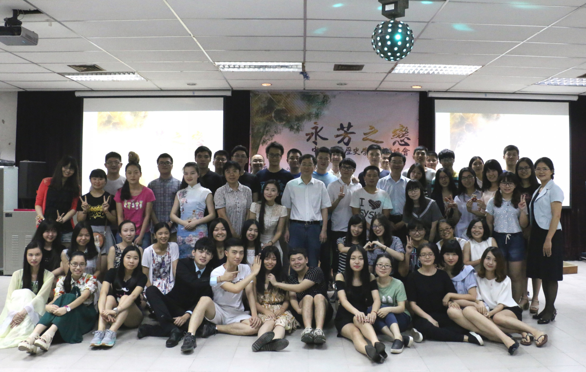 图8：师生合影留念