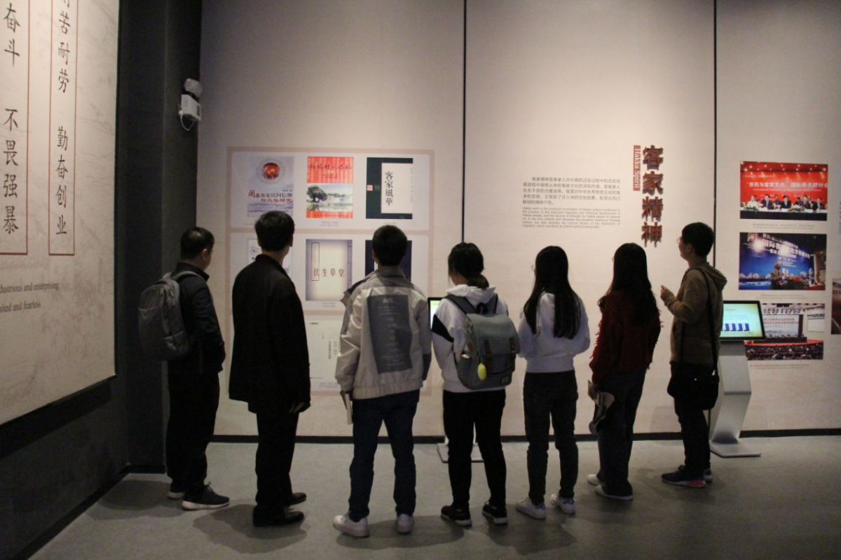 在中国客家博物馆研读罗香林教授的学术成果