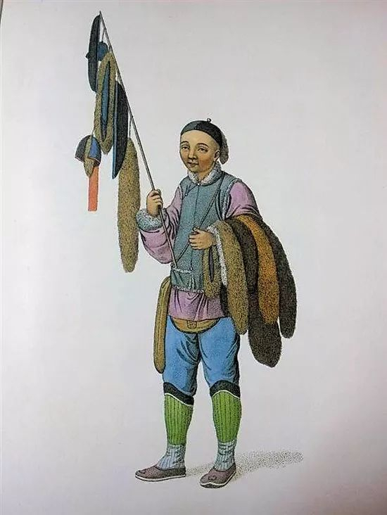 在广州街头卖皮草的小贩