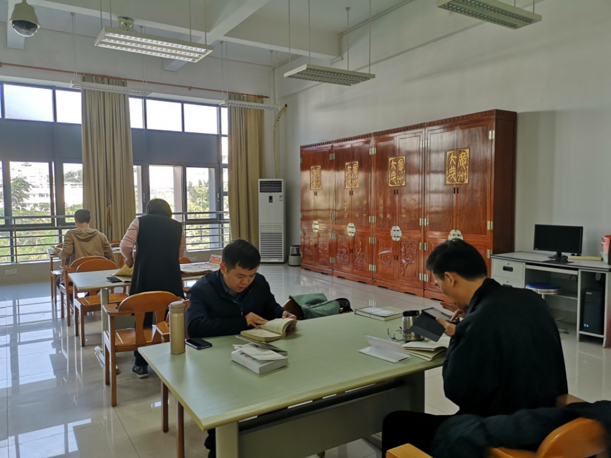 在梅州市剑英图书馆查阅文献