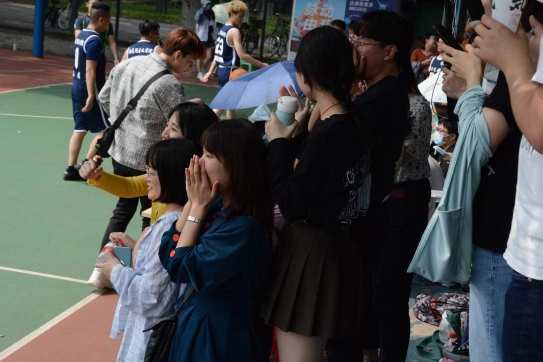 场上连连进球，场下频频叫好