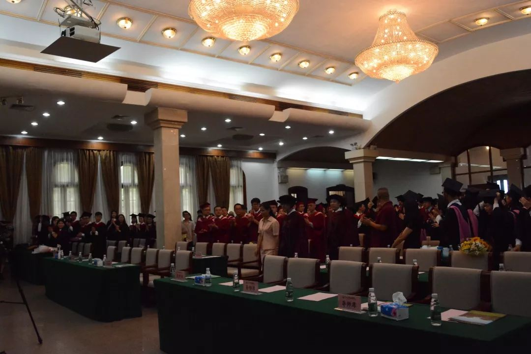 学生恭迎导师入场