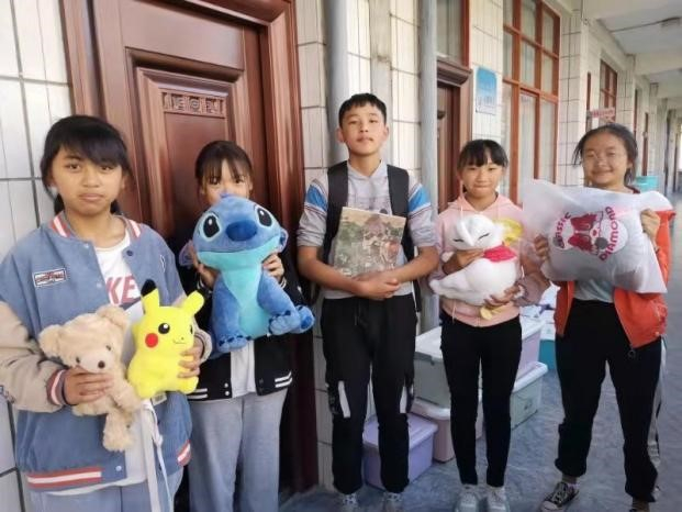 孩子们收到了捐赠的玩偶