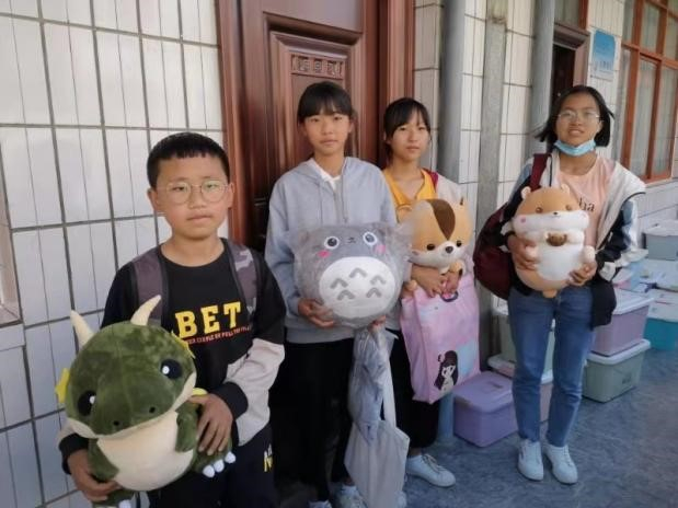 孩子们收到了捐赠的玩偶