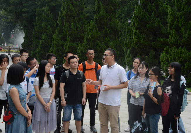 安东强老师为同学们讲解相关历史