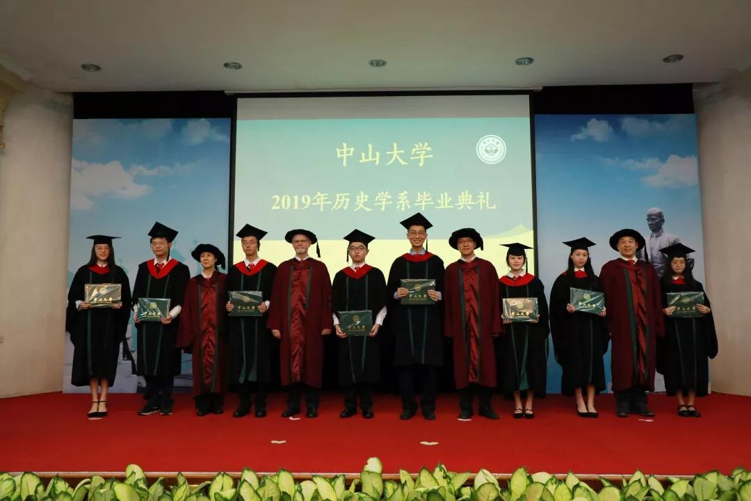 导师代表为本科生颁发学位证书