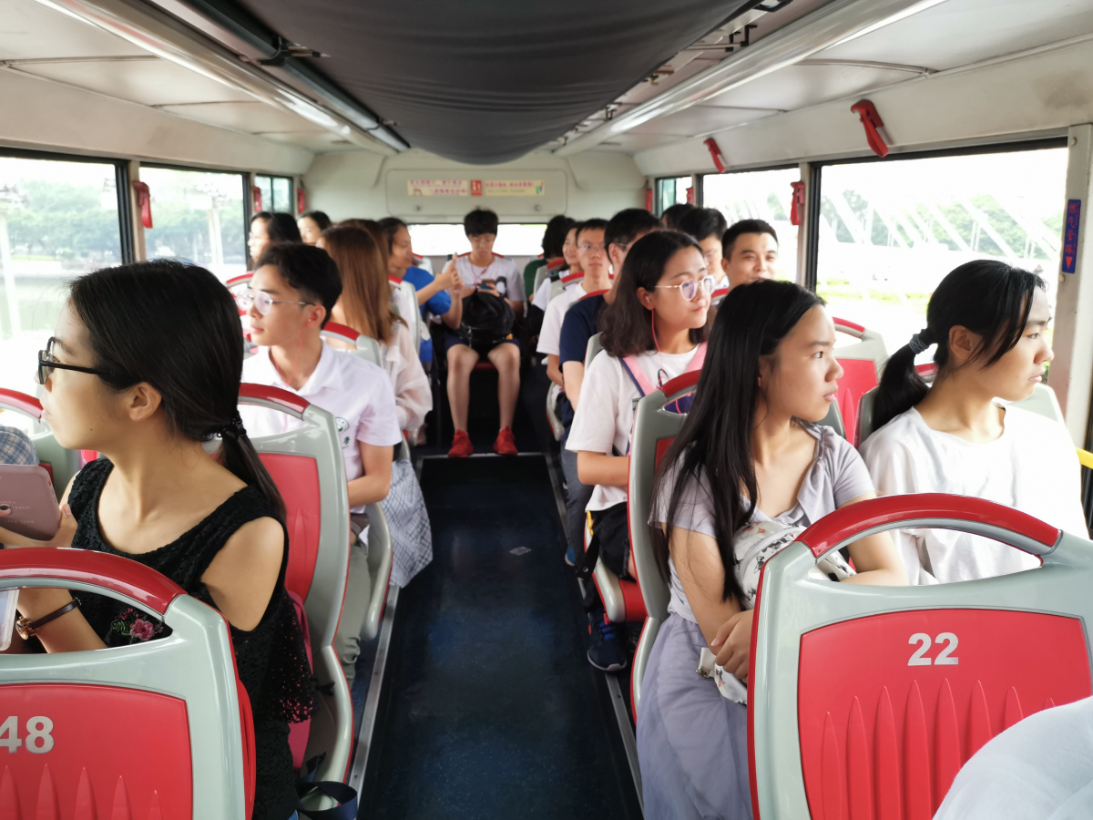师生一行乘坐广州观光巴士