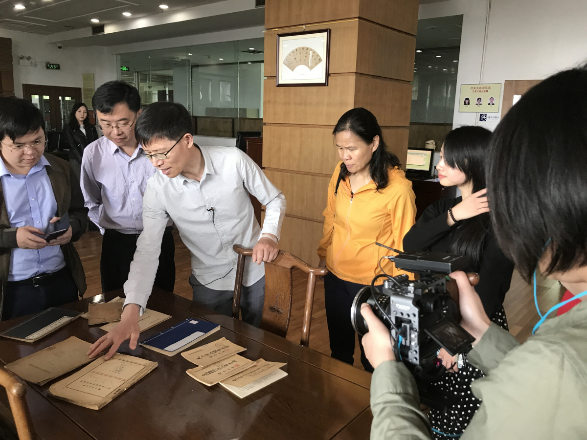 师生们在云南省图书馆查阅文献