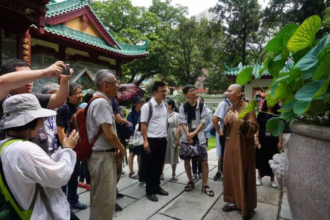 广州海幢寺光秀法师为大家讲课