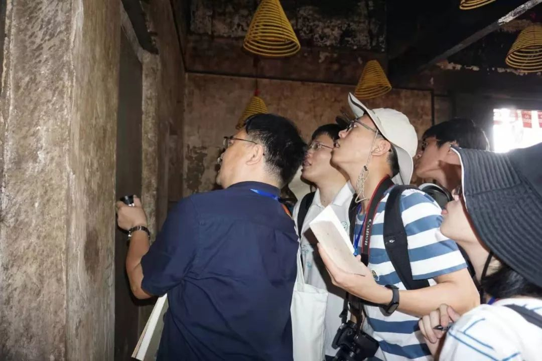 张侃教授带领学员们实地阅读碑刻