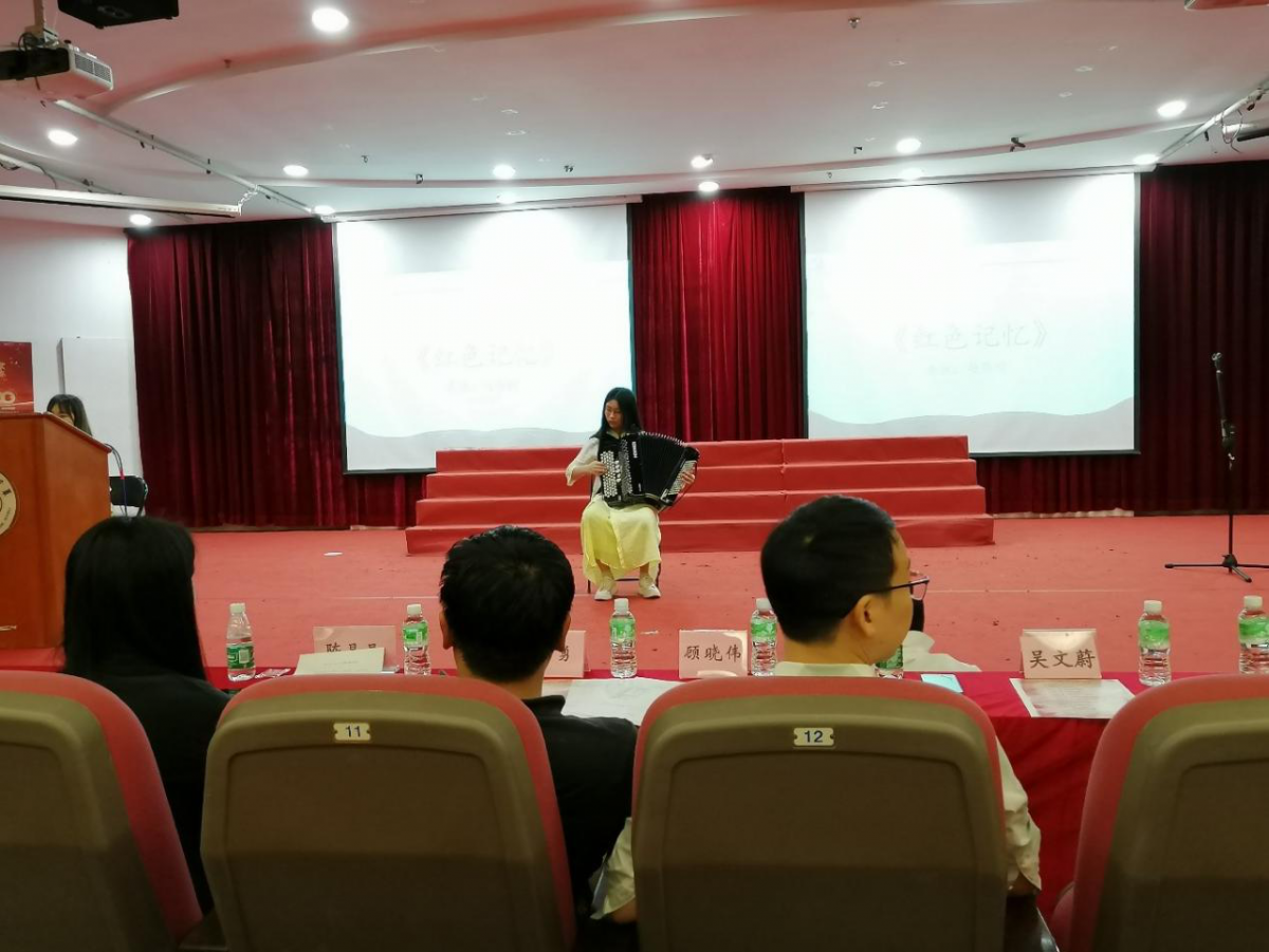 赵炜婷同学表演手风琴串烧《红色记忆》