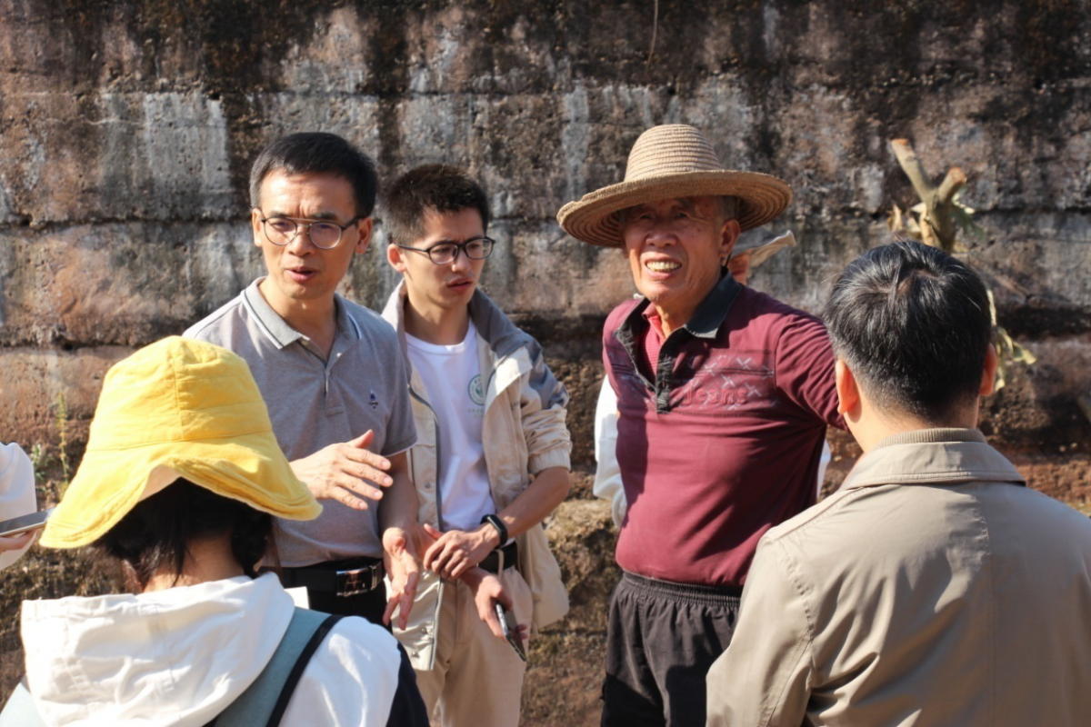 曹天忠教授与守成居主人曾昭学进行访谈