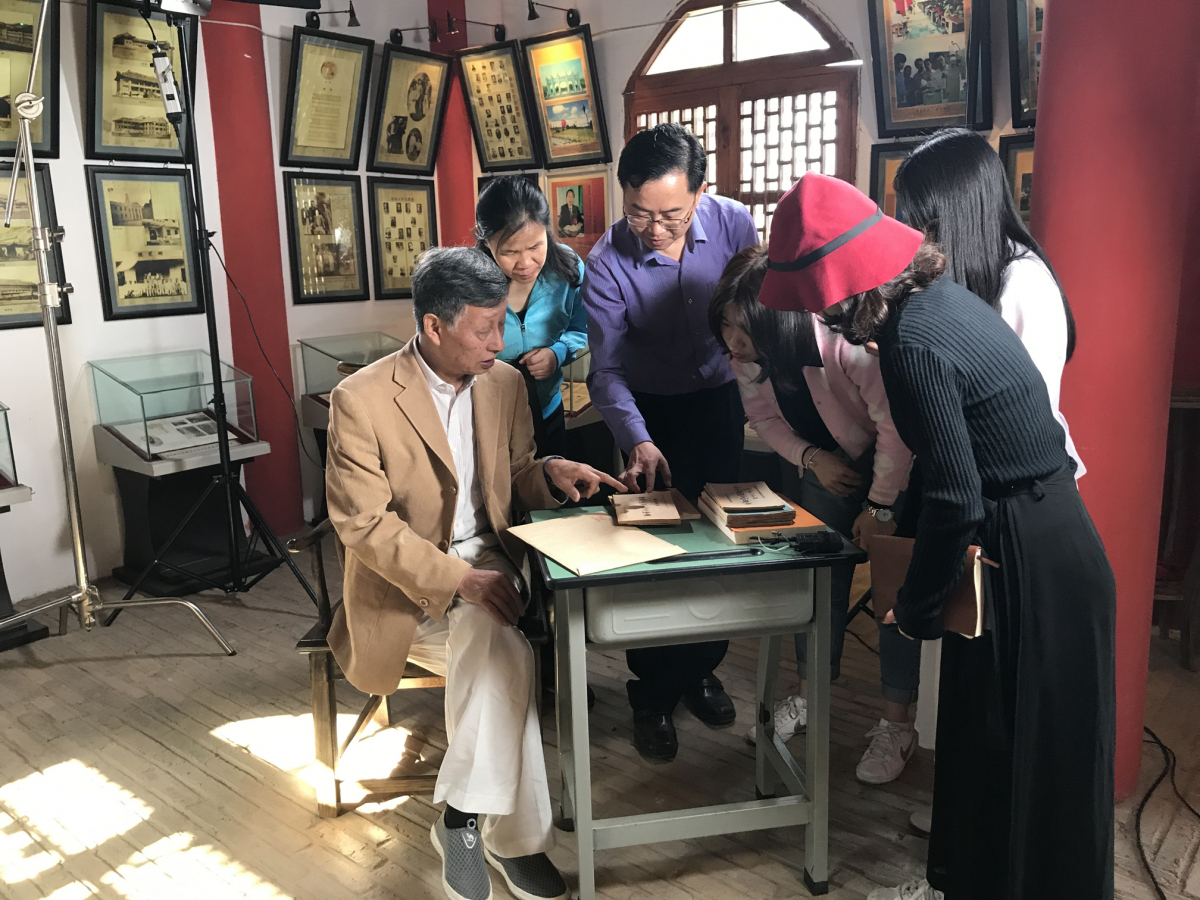 江晓林教授在介绍珍藏的文献资料