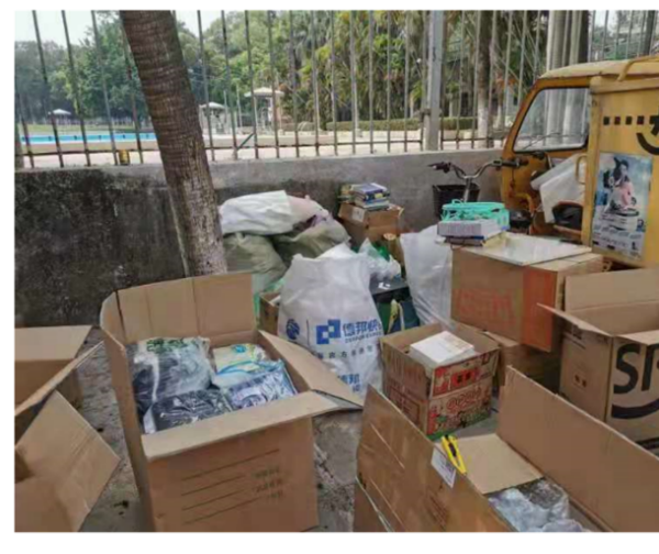 物流工作人员帮忙打包寄出捐赠物