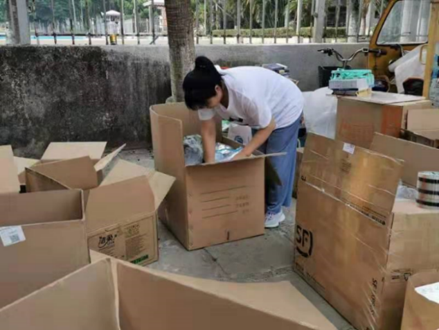 物流工作人员帮忙打包寄出捐赠物