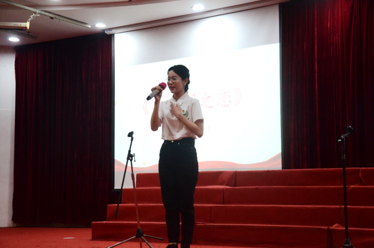 王子滢同学演唱《共和国之恋》