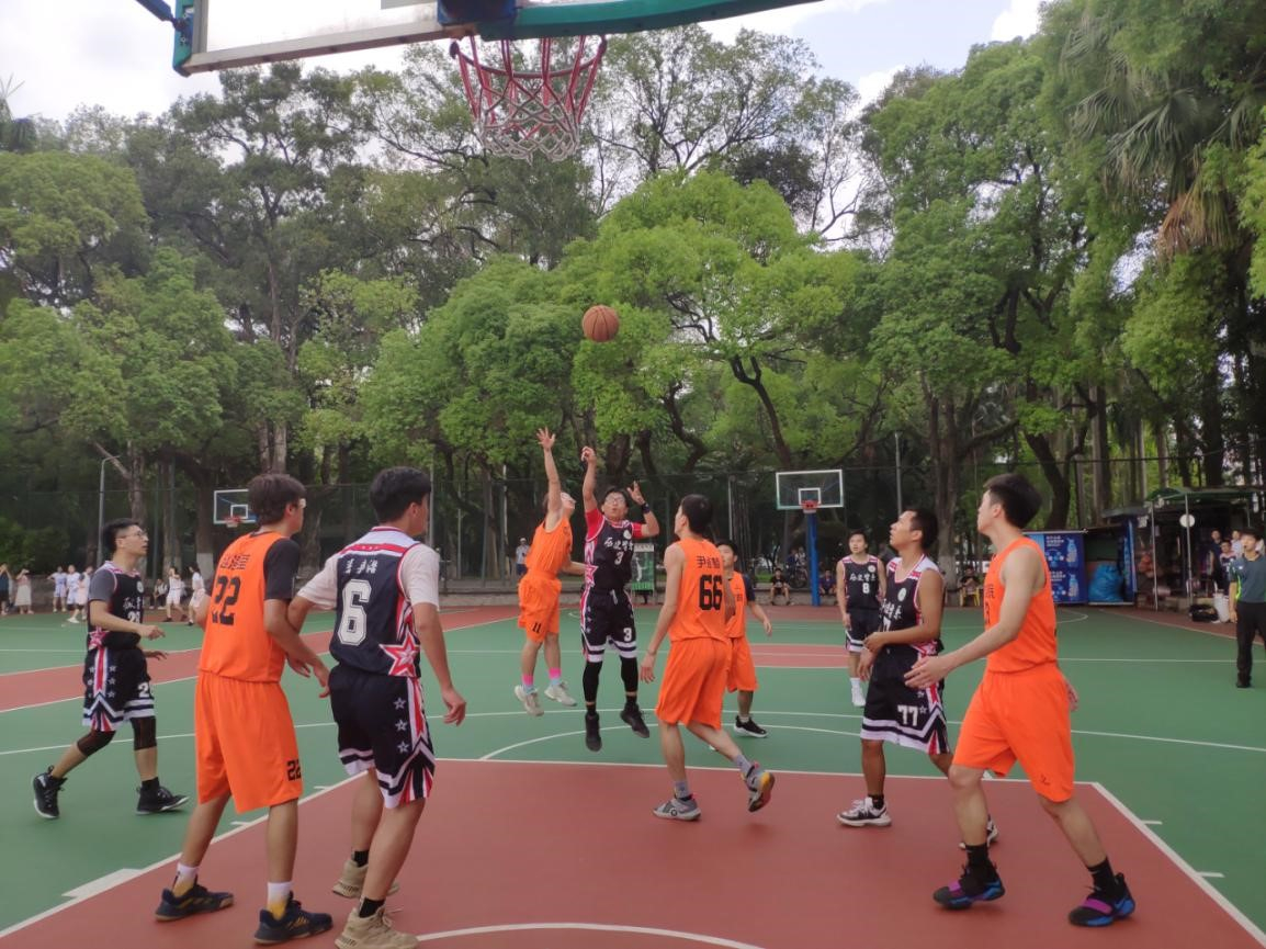 跳球拼抢，毫不示弱