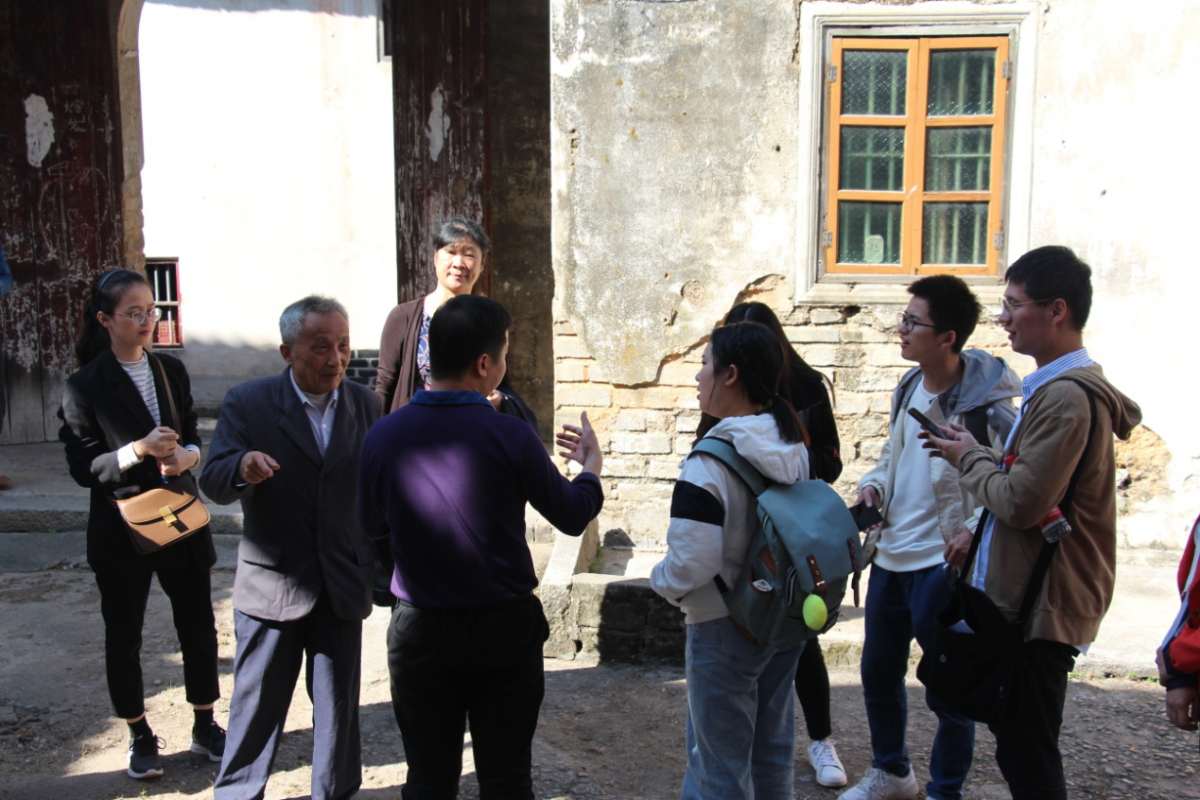 考察团在邹鲁故居调研