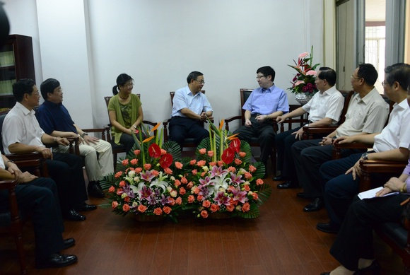 胡春华书记看望慰问桑兵教授、程美宝教授