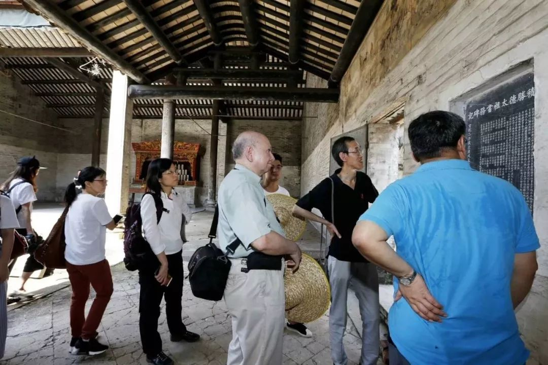 访碑，右起刘志伟、赵世瑜、科大卫（感谢姝曼博士供图）