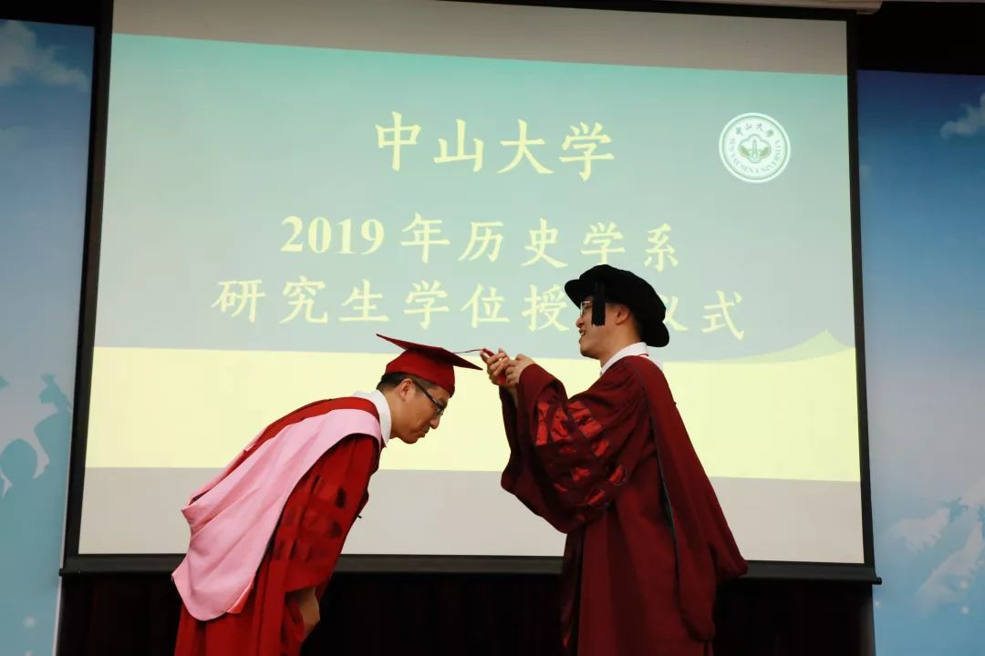 谢湜教授为博士拨穗授予学位