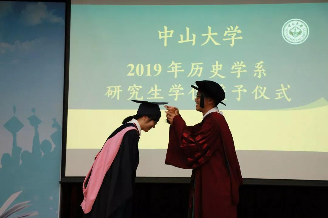 谢湜教授为硕士拨穗授予学位